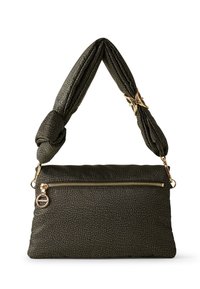 Sac en tissu texturé vert avec une poignée nouée. Comprend une poche zippée dorée à l'avant et un accent décoratif en métal doré.