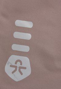 Rosa tyg med en glänsande silverlogo som har en hexagon och en människoskepnad. Slät textur med horisontella och ovala element.