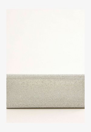 Clutch-Tasche, bedeckt mit kleinen, funkelnden, silbernen Strasssteinen, vor einem schlichten, cremefarbenen Hintergrund.