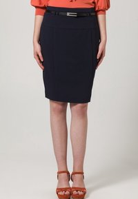 Jupe crayon bleu marine à coupe ajustée, dotée d'une ceinture noire avec une boucle carrée en métal. Texture lisse, longueur au genou.