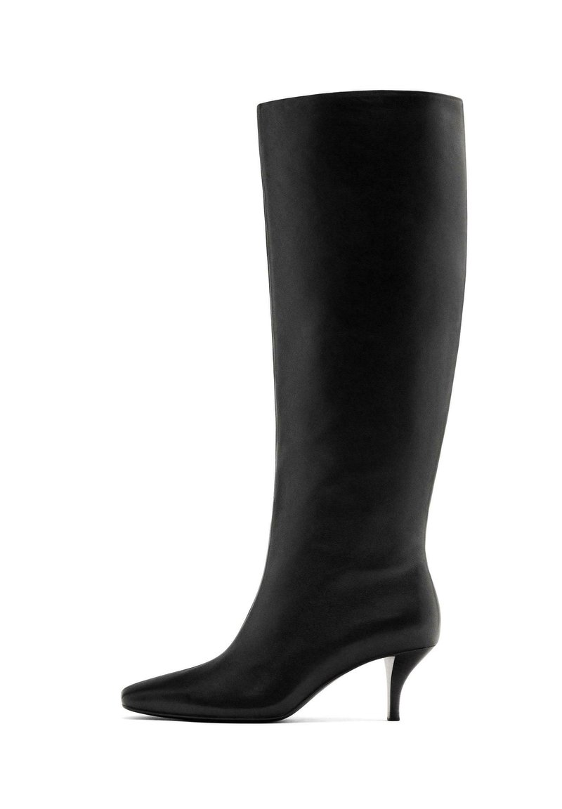 Stivale in pelle nera alto fino al ginocchio con punta affilata e tacco a spillo. Texture liscia con un design verticale elegante. Senza hardware visibile.