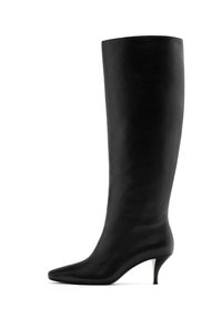 Stivale nero alto fino al ginocchio realizzato in pelle liscia, con punta affilata e tacco a stiletto. Design elegante e minimalista con una finitura lucida.