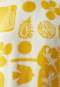 Tissu jaune à motifs présentant des formes abstraites, des fleurs, des cercles, un oiseau et des lézards sur un fond blanc. Texture lisse.