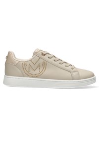 Baskets en cuir beige avec une texture lisse, présentant un design de logo clouté sur le côté, une semelle en caoutchouc blanc et des œillets ronds pour les lacets.