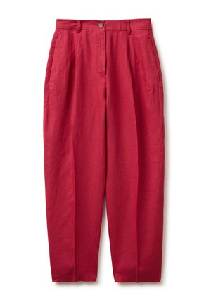 Czerwone spodnie z prostą nogawką i wysokim stanem, z szlufkami na pasek, kieszeniami po bokach oraz pojedynczym guzikiem na przednim pasie.