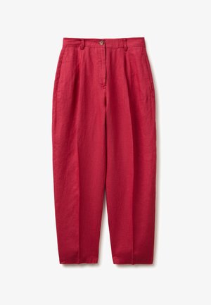 Pantalones rojos de talle alto y pierna recta, con trabillas para cinturón, bolsillos laterales y cierre frontal con un solo botón en la cintura.