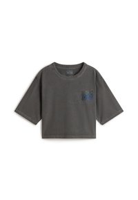 Camiseta gris cortada con mangas cortas, escote redondeado y un patrón gráfico multicolor en la zona del pecho izquierdo. Textura de algodón suave.