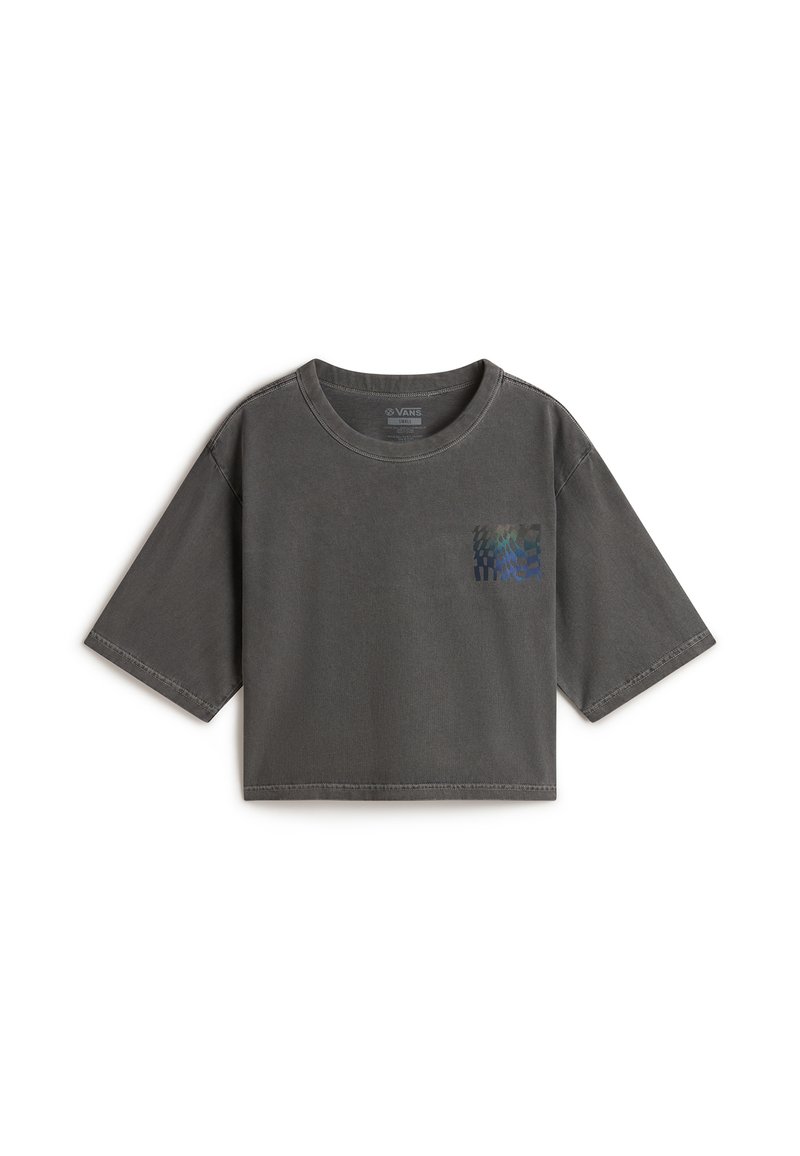 Camiseta gris cortada con mangas cortas, escote redondeado y un patrón gráfico multicolor en la zona del pecho izquierdo. Textura de algodón suave.