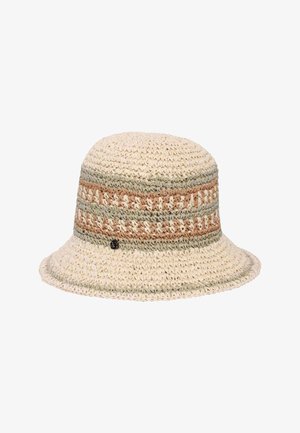 Sombrero tipo bucket tejido a ganchillo en tonos beige y marrón claro, con un ala suave y un pequeño emblema redondo negro en el lateral.