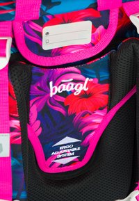 Batoh s květinovým vzorem v purpurové a růžové barvě, s černou síťovanou částí a bílým logem; obsahuje nastavitelné popruhy.