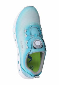 Hellblaue Sportschuh mit strukturiertem Stoff, runder Dial-Verschluss und einer weißen Sohle. Innen hat er ein neongrünes Futter und ein Logo-Detail.