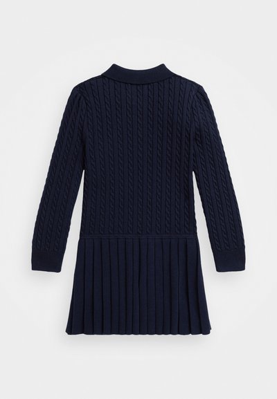 Robe tricotée bleu marine avec un motif en câble, manches longues et jupe plissée. Elle possède un col et des poignets côtelés.