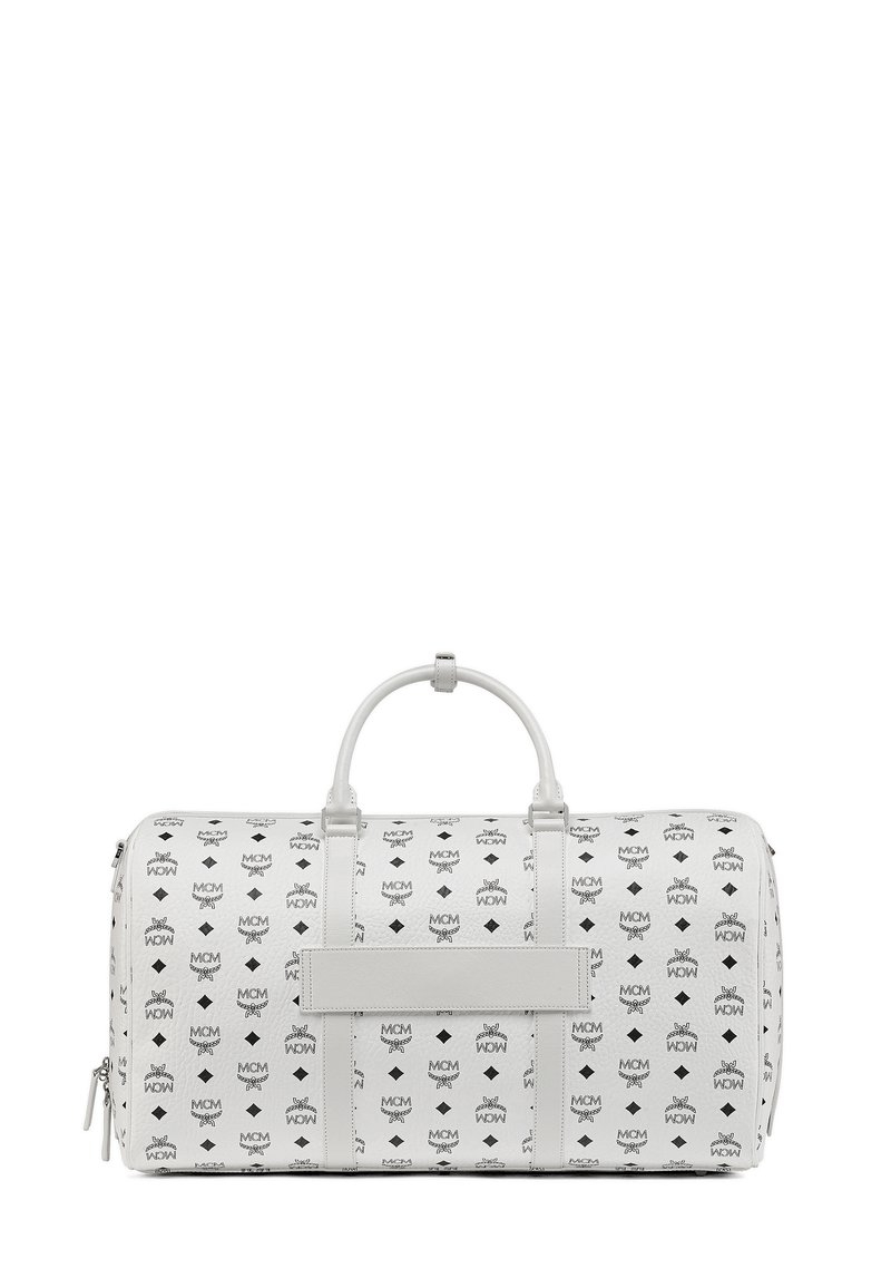 Weißes Leder-Duffelbag mit schwarzen MCM-Logos, runden Griffen und einem dezenten vorderen Riemen. Verfügt über einen Reißverschluss und eine strukturierte Oberfläche.