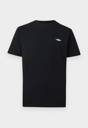 Čierne tričko s krátkym rukávom a okrúhlym výstrihom s malým bielym abstraktným logom na ľavej strane hrudníka na bielom pozadí.