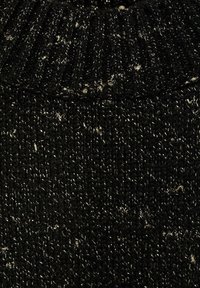 Czarna dzianina z teksturowanym wzorem z złotymi i srebrnymi drobinkami, z prążkowanym dekoltem i ogólną rozciągliwością.