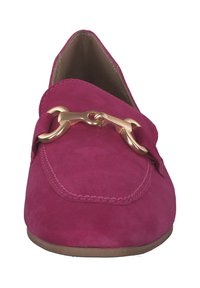 Fuchsia suede instappers met een spitse neus, featuring een decoratieve kettingaccent van goudkleurig metaal en gestikte details langs de randen.