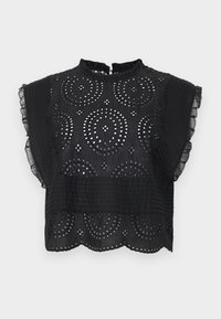 Blusa nera con collo alto e maniche a volant. Presenta intricati motivi ritagliati e un design leggermente accorciato. Tessuto testurizzato.