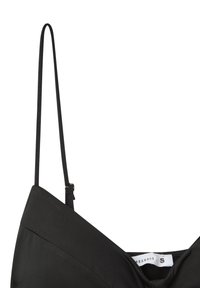 Reggiseno nero con spalline sottili regolabili e design a coppa triangolare. Realizzato in materiale liscio, presenta cuciture minime e un'etichetta semplice.