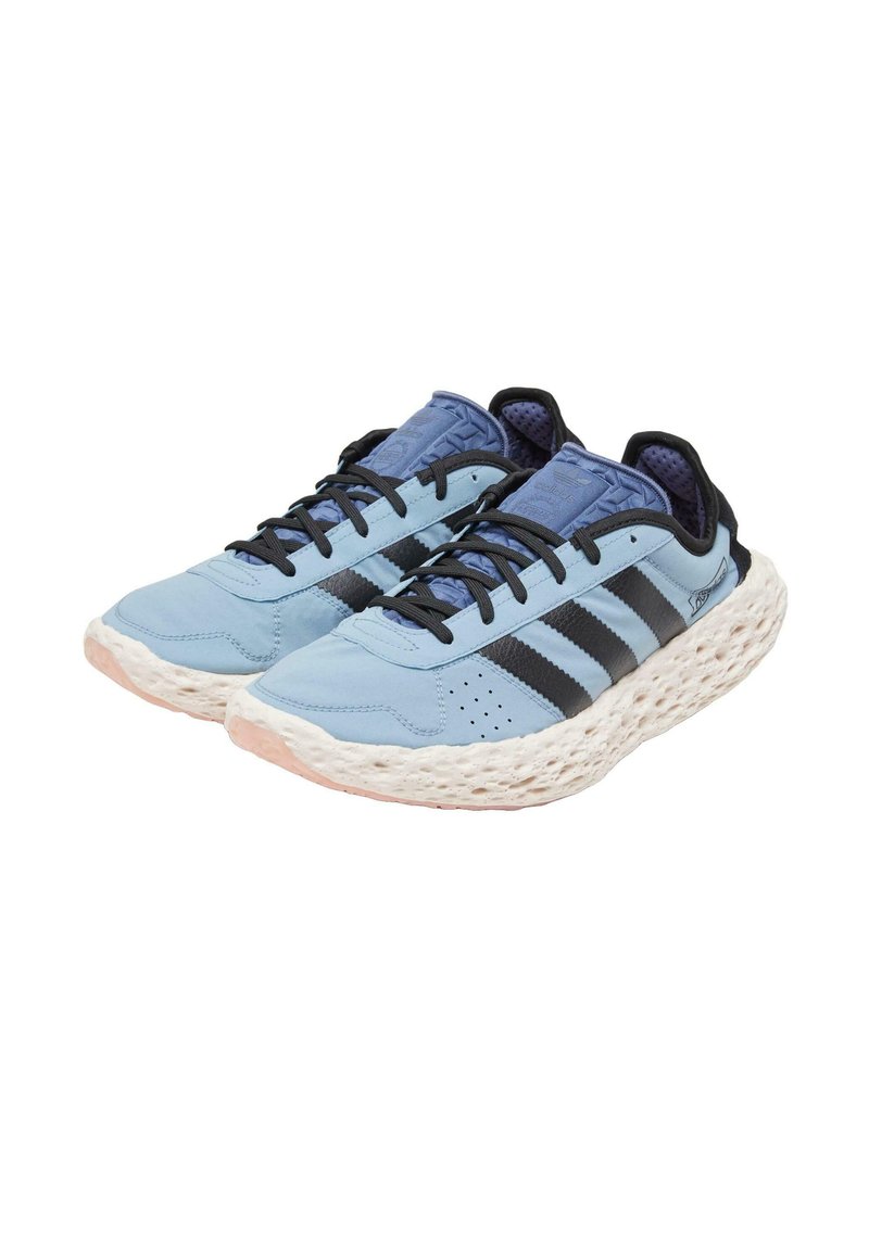Lichtblauwe sportschoenen met zwarte strepen, gestructureerde bovenzijde, zwarte accenten en een chunky witte tussenzool. Veterontwerp met geventileerde voering.