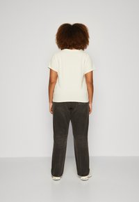 Levi's® Plus PERFECT - Marškinėliai su spaudiniu - egret