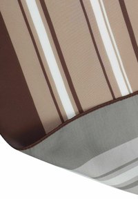 Gestreifter Stoff mit braunen, beigen und weißen horizontalen Linien, der eine glatte Textur aufweist, abgeschlossen mit einem grauen Saum und braunem Stichdetail.