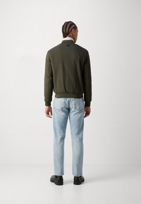 Antony Morato REGULAR FIT IN DOBBY WITH PADDING AND LOGO ON PATCH - Bombejakke - dark olive