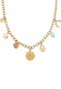 Collana dorata con ciondolo a forma di sole testurizzato, decorata con ciondoli tra cui una stella, un cuore, una luna crescente e accenti in pietra preziosa.