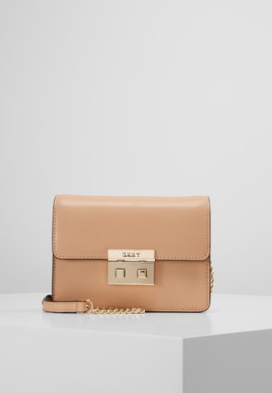 Beige leren schoudertas met goudkleurige kettingriem en rechthoekige sluiting gegraveerd met het merklogo, tentoongesteld op een wit oppervlak.