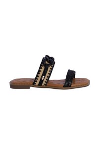 Sandalia deslizante negra y marrón con detalle trenzado, acentos decorativos en negro, plantilla acolchada y correas texturizadas para mayor agarre.