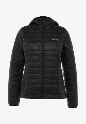 Černá izolační bunda s prošívaným vzorem, zipem, kapucí a logem na hrudi. Tkanina vypadá hladce a leskle.