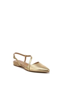 Ballerina piatta a slingback in metallo dorato, con punta affusolata, cinghie incrociate e tacco basso impilato. Texture liscia con un design minimalista.