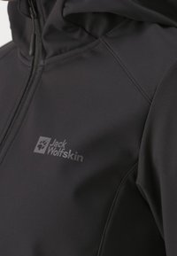 Giacca hoodie nera con una texture liscia, dotata di zip e un logo stampato sul petto. Il cappuccio è integrato nel design.