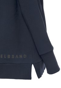 Diepblauwe sweatshirt van zacht stof, met lange mouwen, ribgebreide manchetten, zijsplitten en een logo in een contrasterende kleur aan de zoom.