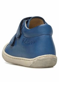 Chaussure en cuir bleu pour enfant avec une sangle en velcro, bout arrondi, semelle en caoutchouc blanc et talon texturé pour une meilleure adhérence. Présente un logo en relief sur le côté.