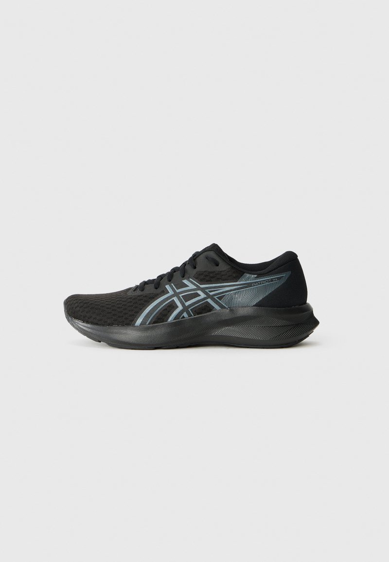 Schwarzer Sportschuh mit einem Obermaterial aus Mesh, kontrastierenden grauen Akzentlinien, gepolsterter Sohle und einem aerodynamischen Design. Geeignet zum Laufen.