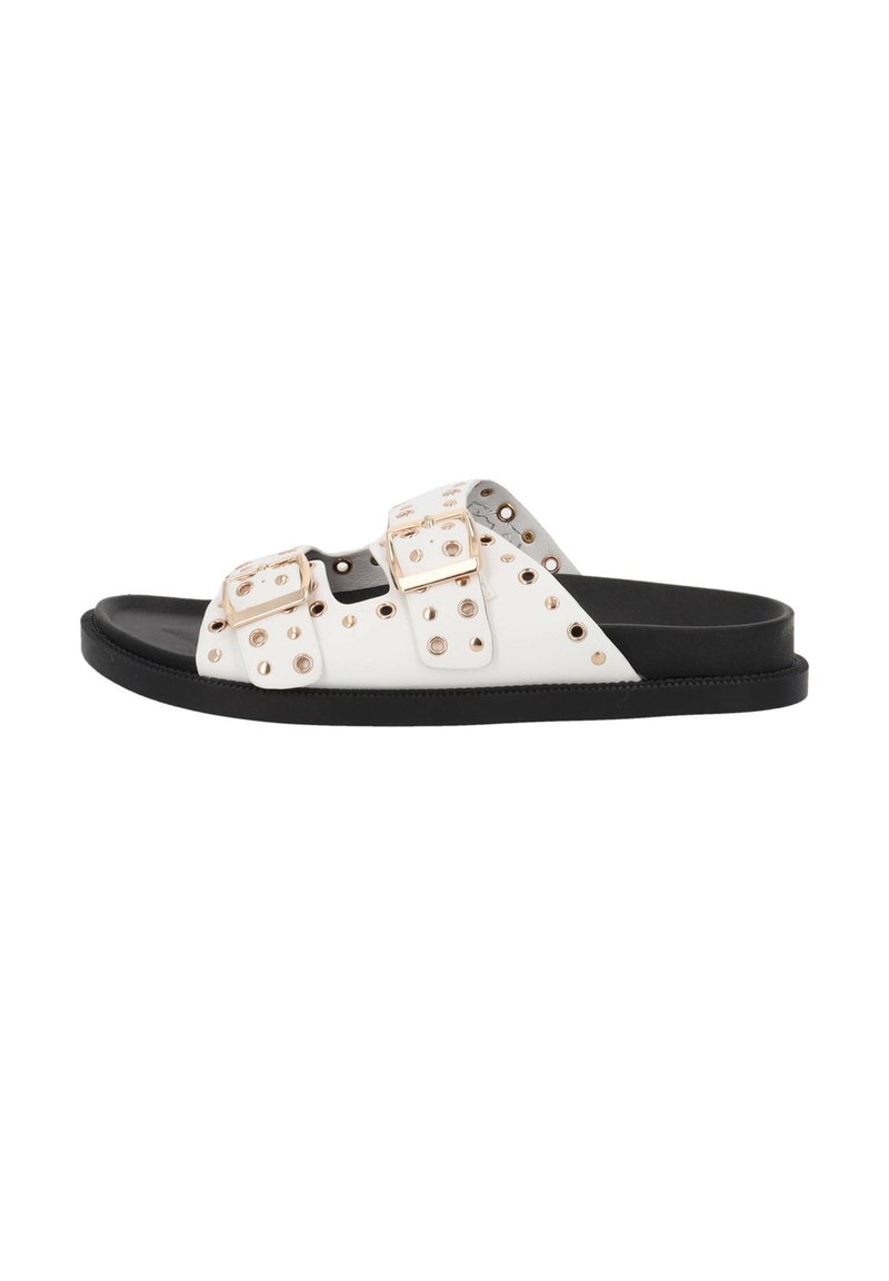 Weiße Rutschen-Sandalen mit schwarzer Sohle, ausgestattet mit zwei breiten Riemen, die mit goldenen Nieten und rechteckigen Schnallen verziert sind. Flaches, minimalistisches Design.