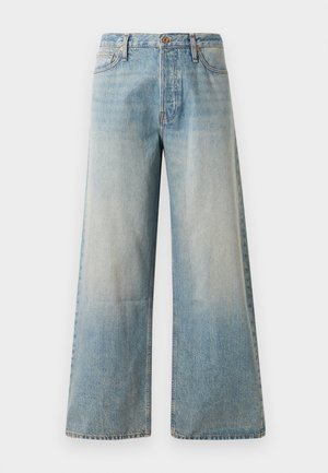 Jean large bleu clair en denim. Doté d'une taille haute, d'un fermeture à boutons et d'un dégradé subtil avec une texture lisse et des coutures surpiquées.