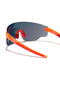 Aurinkolasit, joissa on rohkea kääriytyvä muotoilu, tummennetut linssit ja kirkkaan oranssit läpikuultavat kehykset, joissa on teksturoidut nenätyynyt.