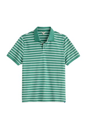 Groene polo met horizontale witte strepen, korte mouwen en een omgeslagen kraag, gemaakt van zachte katoenen stof.