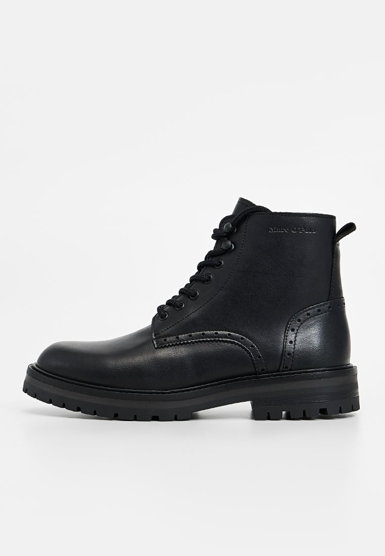 Schwarze Lederstiefeletten in Knöchelhöhe mit glatter Textur, runder Zehenpartie, Schnürung und dekorativen Broguedetails an der Seite.