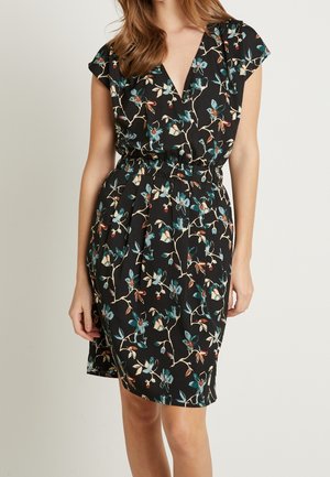 Zwarte bloemenjurk met een V-hals, kapmouwtjes en een elastische tailleband. De stof heeft een gladde textuur met een levendig bloemmotief.