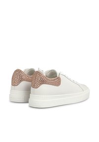 Weiße Ledersneaker mit einem strukturierten pinken Akzent an der Ferse, dekorativen Nieten und einer flachen Gummisohle.