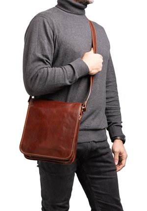 Borsa a messaggero in pelle marrone con una superficie liscia, dotata di chiusura a patta, tracolla regolabile e dettagli di cucitura discreti.
