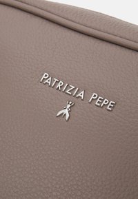 Patrizia Pepe HANDBAG - Schoudertas - dark tatami