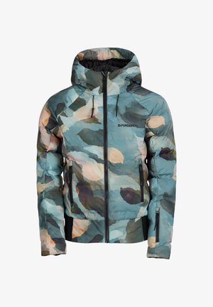 Gevoerde jas in een blauw en groen abstract patroon. Voorzien van een capuchon, ritsafsluiting en twee zijzakken met ritsen. Zwarte accenten inbegrepen.