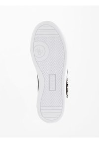 Sole di sneaker nera con gomma bianca, caratterizzata da un motivo a spina di pesce e un logo circolare. Testurizzata per una migliore aderenza, angoli definiti e dettagli di branding.