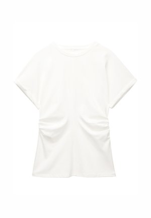 Weiße Bluse mit kurzen Ärmeln, rundem Ausschnitt und gerafften Seitendetails, auf einem schlichten Hintergrund präsentiert.