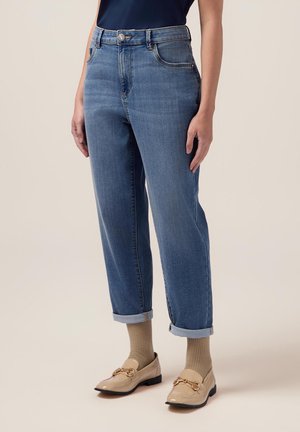 Jeans de cintura alta en color azul claro con corte recto, rematados en los tobillos, que cuentan con cinco bolsillos y cierre de botón.