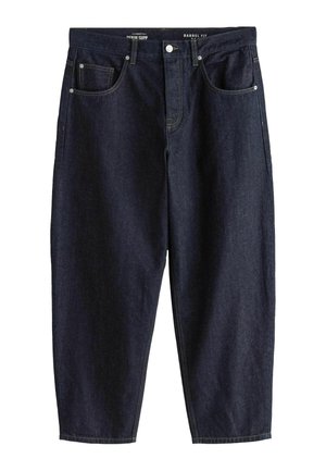 Tmavomodré rifľové nohavice s valcovým strihom, piatimi vreckami, zapínaním na gombík a viditeľným šitím na bielom pozadí.