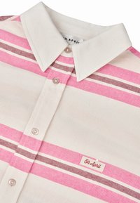 Stribet skjorte med knap, der har lyserøde, cremede og brune nuancer, fremstillet af et tekstureret stof med en klassisk krave og et logo-tag.